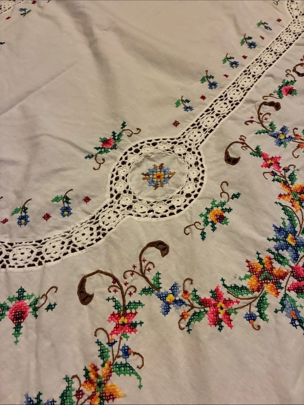 White Embroidered Floral Tablecloth - Multicolor Accents with 11 napkins